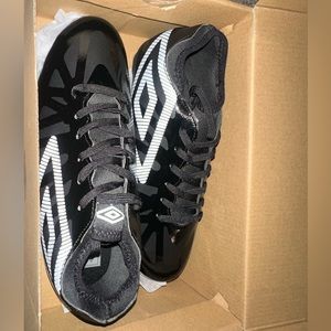 Boys 6.5 soccer cleats nwt